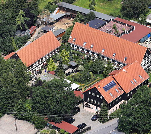 hauptgeschaeftsstelle-ratags Überblicksbild vom Ratags Dreiseitenhof. Hauptgelände mit Bauernwirtschaft, Pension und Geschäften.