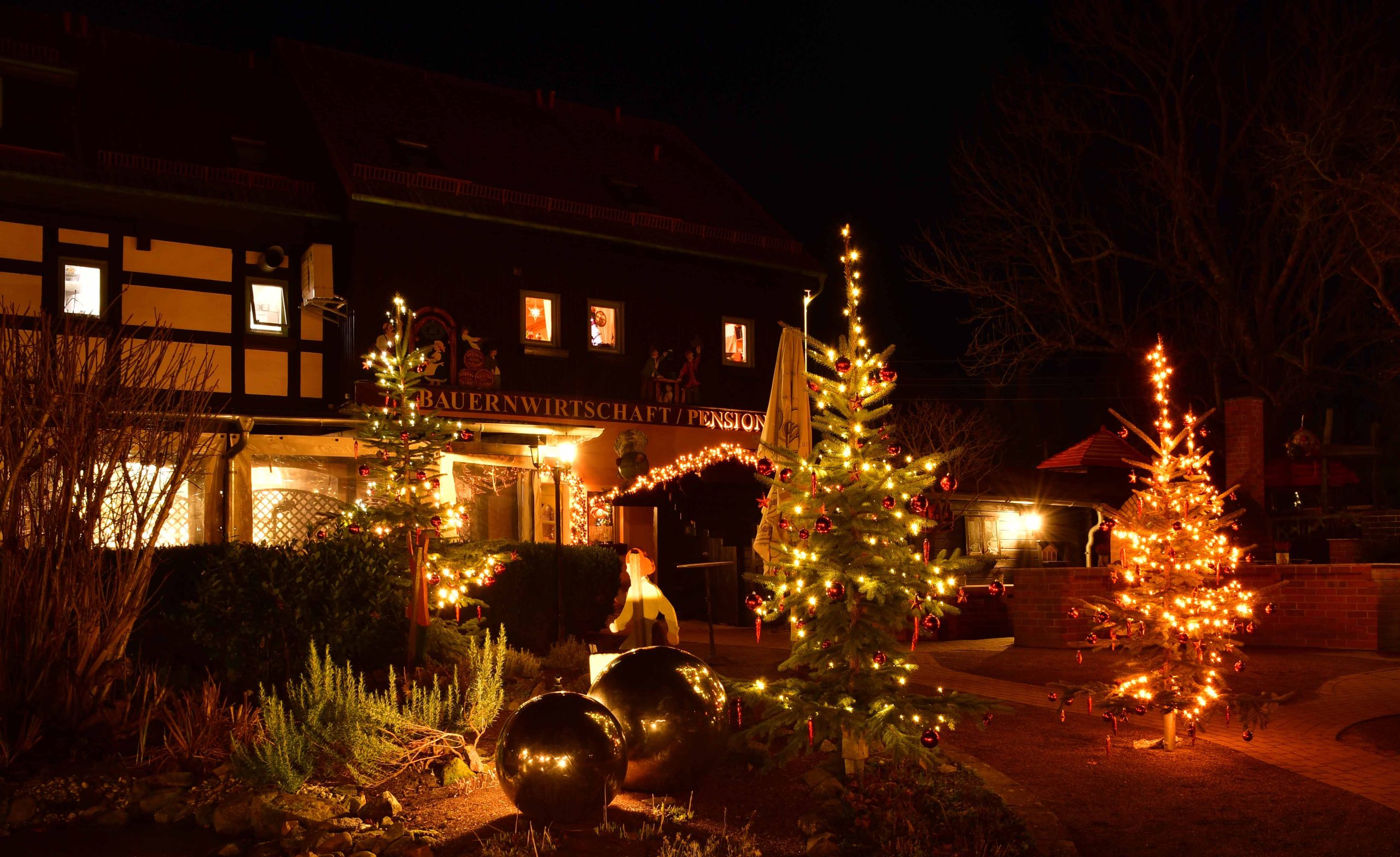 Weihnachtlich geschmückter Biergarten der Bauernwirtschaft auf dem RATAGS Erlebnishof in Langenwolmsdorf bei Stolpen. 